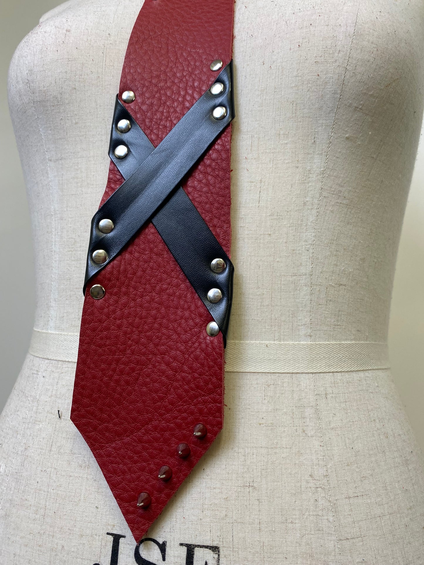 DIVINE Leather Tie